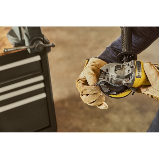 Esmerilhadeira Angular 4-1/2 Polegadas 115mm 20V Max* Brushless Bivolt 2 Baterias 2Ah E Carregador 1.25A