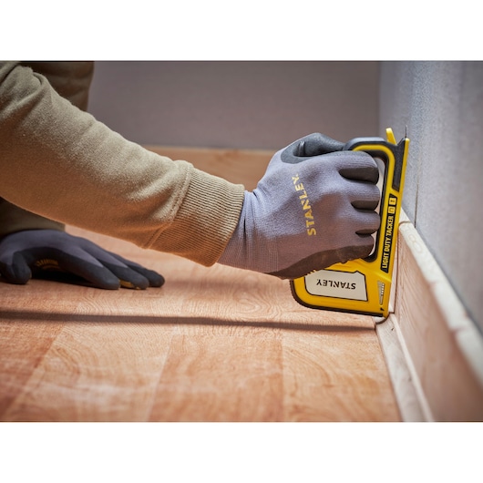 STANLEY LIGHT DUTY STAPLER IN USE